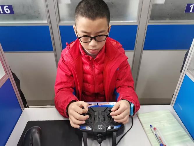 枫小学子走进小创客的特技飞行工厂
